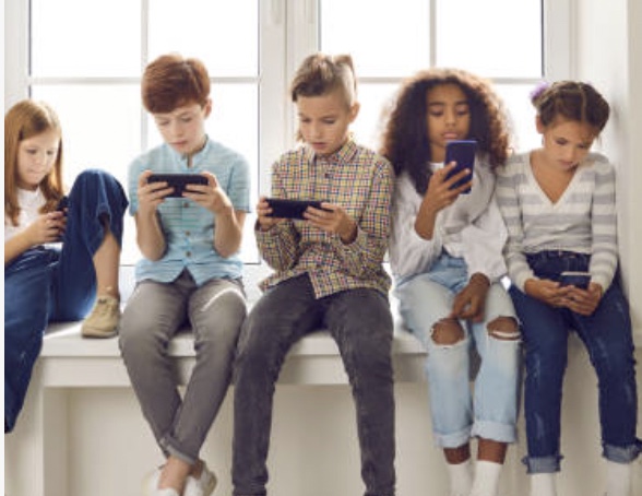 kids on smart phones hanging out but not engaging with each other